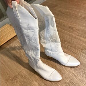 Elegant White Leather Heeled Boots